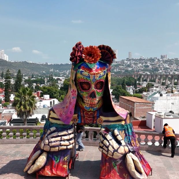 Instalan Mega Catrina en el Mirador de los Arcos por Día de Muertos